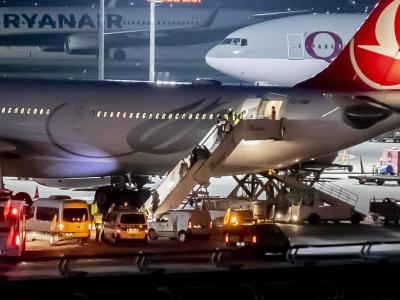 Mitglieder der aus der Türkei abgeschobenen Famile werden am Flughafen Tegel von der Polizei in Empfang genommen. Gelandet