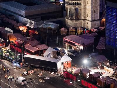 Eine Schneise der Verwüstung ist am 20. Dezember 2016 auf dem Weihnachtsmarkt am Breitscheidplatz in Berlin zu sehen, nachdem der Attentäter Anis Amri mit einem Lastwagen über den Platz gerast war. Terroranschlag am Breitscheidplatz