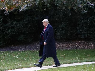 US Präsident Donald Trump geht über den Südrasen des Weißen Hauses zu seinem Hubschrauber, der Marine One. Donald Trump