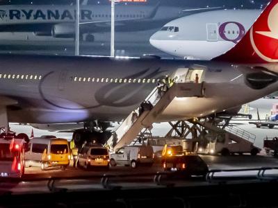 Bereits gestern wurden aus der Türkei Personen nach Deutschland abgeschoben. Ankunft von Abgeschobenen am Flughafen Berlin-Tegel