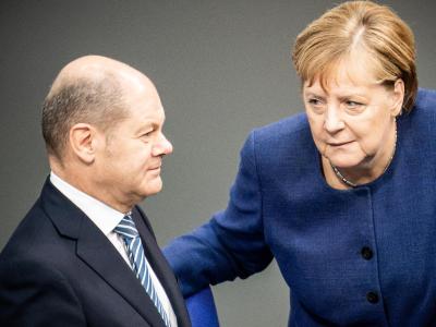 Bundeskanzlerin Angela Merkel (CDU), spricht mit Olaf Scholz (SPD), Bundesfinanzminister, im Bundestag. Olaf Scholz und Angela Merkel