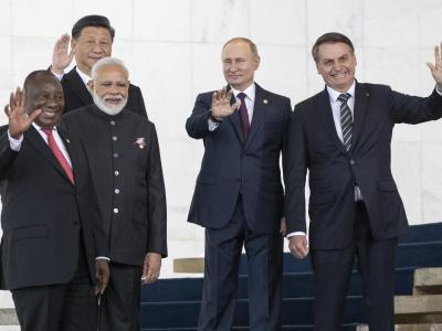 Cyril Ramaphosa (l-r), Präsident von Südafrika, Xi Jingping, Präsident von China, Narendra Modi, Premierminister von Indien, Wladimir Putin, Präsident von Russland, und Jair Bolsonaro, Präsident von Brasilien, winken auf dem BRICS-Gipfel Fotografen zu. BRICS Gipfel