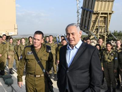 Benjamin Netanjahu (vorne,r), Premierminister von Israel, inspiziert das israelische Raketenabwehrsystem Iron Dome. Nahost-Konflikt