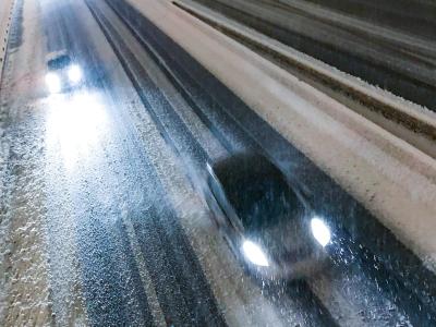 Autos fahren über die schneebedeckte Autobahn bei Saint-Etienne. Schnee in Frankreich