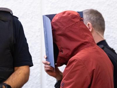 Der Angeklagte in einem Prozess nach einem tödlichem Unfall wird in einem Gerichtssaal des Landgerichts Stuttgart an seinen Platz geführt. Urteil in Raser-Prozess