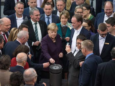 Bundeskanzlerin Angela Merkel (CDU) und weitere Abgeordnete stimmen bei der 128. Sitzung des Deutschen Bundestages namentlich ab. Debattiert wird der Tagesordnungspunkt Bundestag