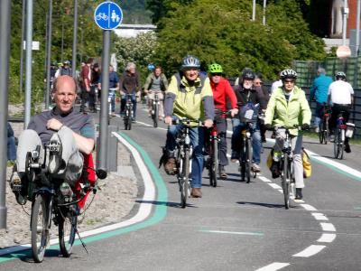 So sollte es immer sein: Fahrradfahrer bei der offiziellen Eröffnung eines weiteren Teilstücks des Radschnellwegs Ruhr (RS 1). Radschnellweg Ruhr