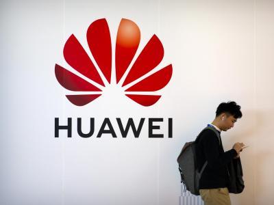 Das Logo des chinesischen Technologiekonzerns Huawei auf einem Messegelände in Peking. Huawei-Logo