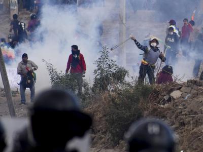 Unterstützer des bisherigen Präsidenten Morales bei einer gewaltsamen Konfrontation mit den Sicherheitskräften. Lage in Bolivien