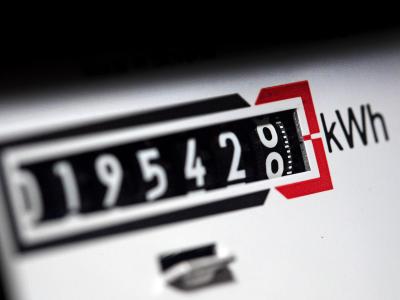 Zur Begleichung der Stromrechnung müssen die Verbraucher immer tiefer in die Tasche greifen. Stromzähler
