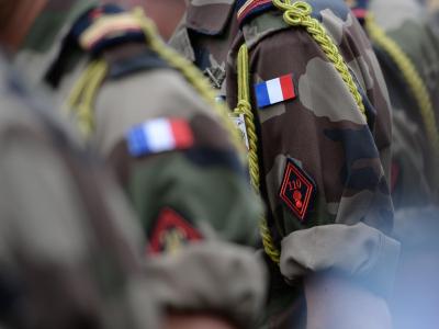 Ärmelabzeichen von Soldaten eines französischen Infanterieregiments. Französische Soldaten