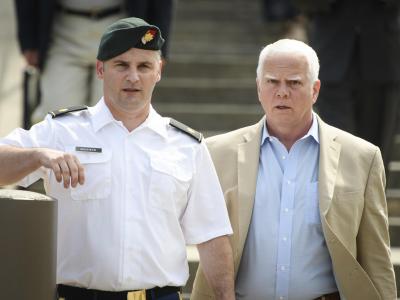 Major Mathew Golsteyn verlässt zusammen mit seinem Anwalt den Gerichtssaal in Fort Bragg. Trump begnadigt Militärs