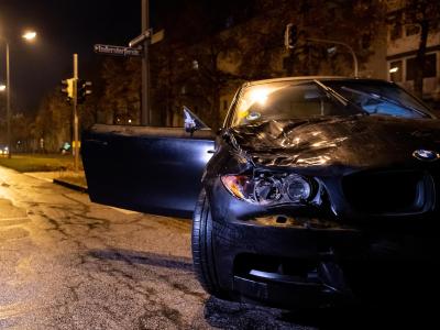 Der Unfallwagen steht auf der Fürstenrieder Straße in München-Laim. Unfallwagen