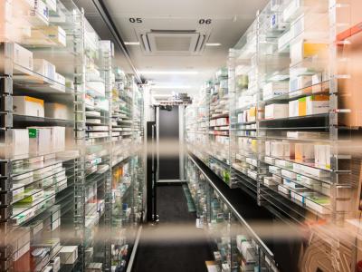 Blick in das vollautomatische Medikamenten-Lager einer Apotheke. Medikamenten-Lager