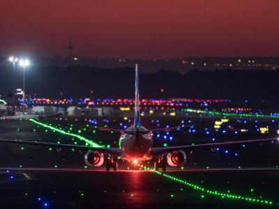 Ein Passagierflugzeug rollt im letzten Licht der untergehenden Sonne über die Rollbahn des Frankfurter Flughafens. Flughafen Frankfurt