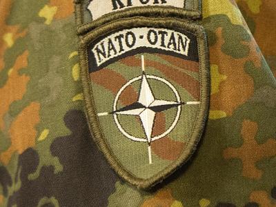 Ärmelabzeichen mit dem Symbol der Nato. Nato-Symbol