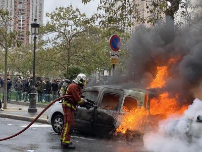 Ein Feuerwehrmann löscht in Paris ein von «Gelbwesten» in Brand gesetztes Auto. Randale in Paris
