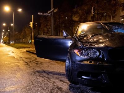 Der beschädigte Unfallwagen in München-Laim. Unfallort