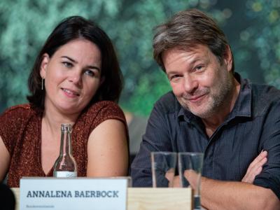 Annalena Baerbock und Robert Habeck, die Bundesvorsitzenden von Bündnis 90/Die Grünen, sitzen beim Bundesparteitag in Bielefeld auf dem Podium. Führungsduo