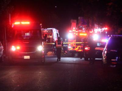 Einsatzfahrzeuge von Polizei und Feuerwehr am Tatort in Fresno. Tatort in Fresno
