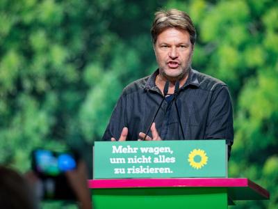 Robert Habeck spricht beim Bundesparteitag der Grünen in Bielefeld. Habeck beim Grünen-Parteitag