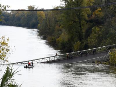 Rettungskräfte neben der eingestürzten Brücke in Mirepoix-Sur-Tarn. Brückeneinsturz in Frankreich