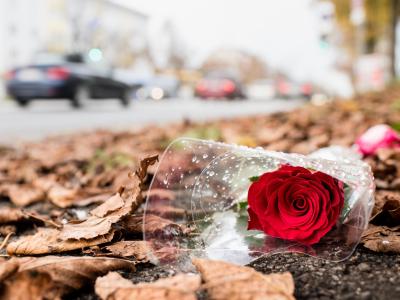 Ein Rose erinnert an der Unfallstelle an den Unfalltod des 14-Jährigen. Unfallstelle