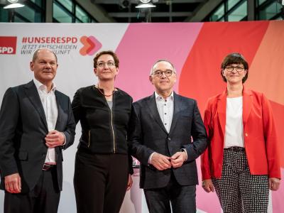 Olaf Scholz (l) tritt mit Klara Geywitz gegen Saskia Esken (r) und Norbert Walter-Borjans (2.v.r) an. Bewerber-Duos für SPD-Vorsitz