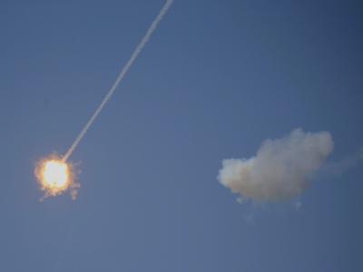 Das Archivbild zeigt eine israelische Luftabwehrrakete, die eine Rakete zur Explosion bringt - hier nahe dem Gazastreifen. Luftabwehrrakete