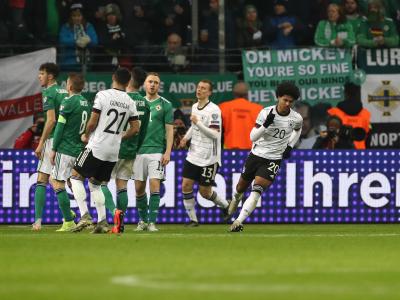 Steuerte drei Tore zum DFB-Sieg gegen Nordirland bei: Bayern-Profi Serge Gnabry (r). Dreifacher Gnabry