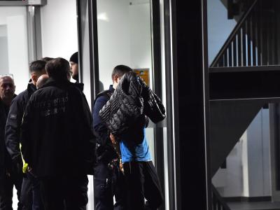 Polizisten nehmen nach einer Auseinandersetzung, in deren Folge ein Mensch durch Messerstiche getötet wurde, in der privaten Schlosspark-Klinik eine Person fest. Ein Toter nach Messerstichen in Berliner Privatklinik