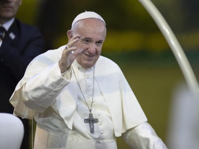 Papst Franziskus begrüßt Gläubige bei seiner Ankunft zur Messe im Nationalstadion. Papst besucht Thailand