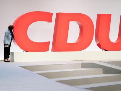 Das C ist da: Annegret Kramp-Karrenbauer besichtigt vor dem CDU-Bundesparteitag die Veranstaltungshalle in Leipzig. Rundgang