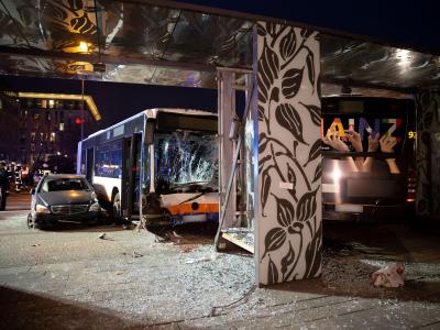 Ein beschädigter Pkw und ein beschädigter Bus stehen nach dem Unfall am Wiesbadener Hauptbahnhof. Verletzte bei Unfall mit Bus