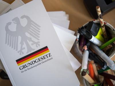 Das Verhältnis zwischen Kindern, Eltern und Staat ist in Artikel 6 des Grundgesetzes geregelt. Grundgesetz