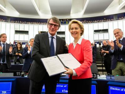 Der Präsident des Euopäischen Parlaments, David Sassoli, überreicht Ursula von der Leyen die Entscheidung des Parlaments zur Bestätigung ihrer Kommission. Bestätigung