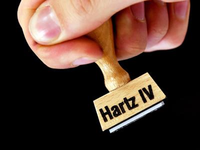 Medienberichten zufolge sollten Hartz-IV-Kürzungen um mehr als 30 Prozent möglich sein. Das Arbeitsministerium schließt dies aus. Hartz IV