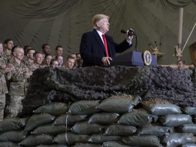 Höchste Sicherheitsstufe: US-Präsident Donald Trump spricht - gut abgeschirmt - zu US-Truppen auf der Bagram Air Base. Trump in Afghanistan