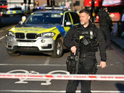 Ein Polizist am Tatort auf der London Bridge im Zentrum Londons. Am Tatort