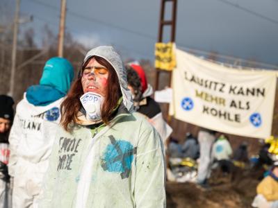 Umweltschutzaktivisten blockieren Bahngleise, die zum Kohlekraftwerk Jänschwalde führen. Protest