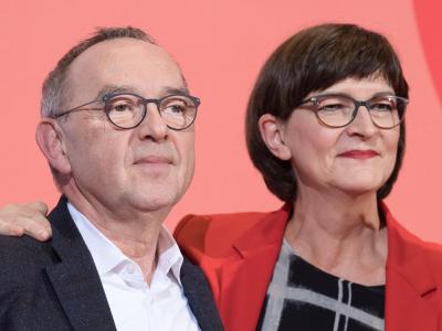Norbert Walter-Borjans und Saskia Esken nach der Bekanntgabe des Ergebnisses Stichwahl. Walter-Borjans und Esken