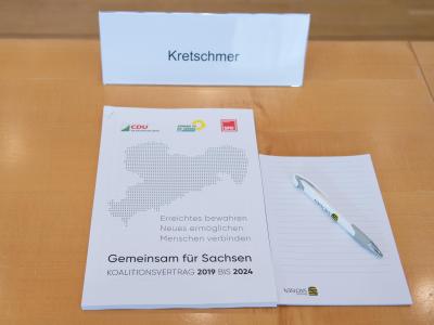 Der Koalitionsvertrag auf dem Platz von Sachsens Ministerpräsident Kretschmer im Landtag. Koalitionsvertrag