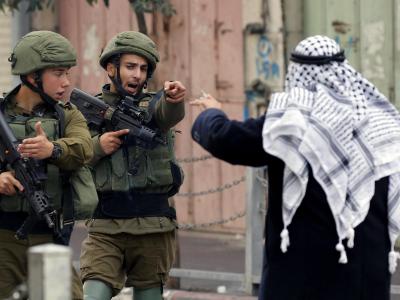 Ein Mann streitet in Hebron im Westjordanland mit israelischen Soldaten. Hebron