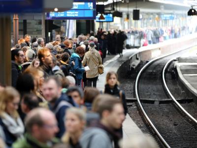 Hier hatte Sturmtief «Mortimer» zugeschlagen: Reisende in Hamburg, nachdem die Bahn Teile des Fernverkehrs im Norden eingestellt hatte. Sturm im Norden