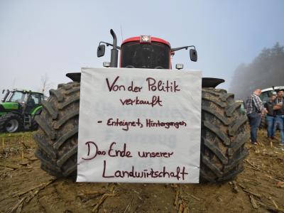 Bauern sammeln sich in der Nähe des Autobahnkreuzes Bayreuth/Kulmbach, um gegen die Agrarpolitik der Bundesregierung zu protestieren. Bauernprotest