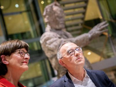 Saskia Esken und Norbert Walter-Borjans haben den Mitgliederentscheid um den SPD-Vorsitz mit 53,06 Prozent der Stimmen gewonnen. SPD-Vorsitz
