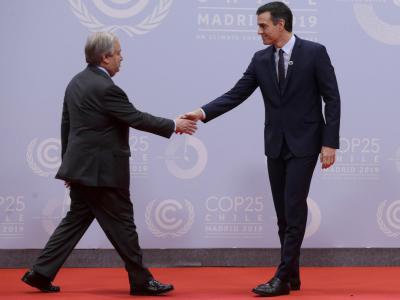 Pedro Sanchez (r), amtierender Ministerpräsident von Spanien, empfängt UN-Generalsekretär Antonio Guterres auf dem 25. UN-Klimakonferenz in Madrid. Händeschütteln