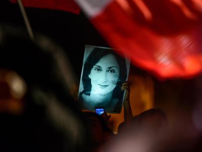 Mit einem Bild der ermordeten Reporterin Daphne Caruana Galizia haben sich Demonstranten vor dem Büro des maltesischen Premierministers postiert. Journalistinnenmord auf Malta