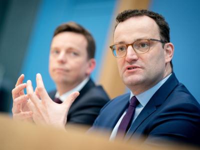 Jens Spahn (r), Bundesminister für Gesundheit, und Tobias Hans, Ministerpräsident des Saarlands, stellen die neue Fachkräfteagentur vor. Pflegekräfte gesucht
