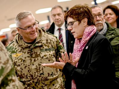 Annegret Kramp-Karrenbauer unterhält sich in Masar-i-Scharif mit Bundeswehr-Brigadegeneral Jürgen Brötz. Kramp-Karrenbauer in Afghanistan